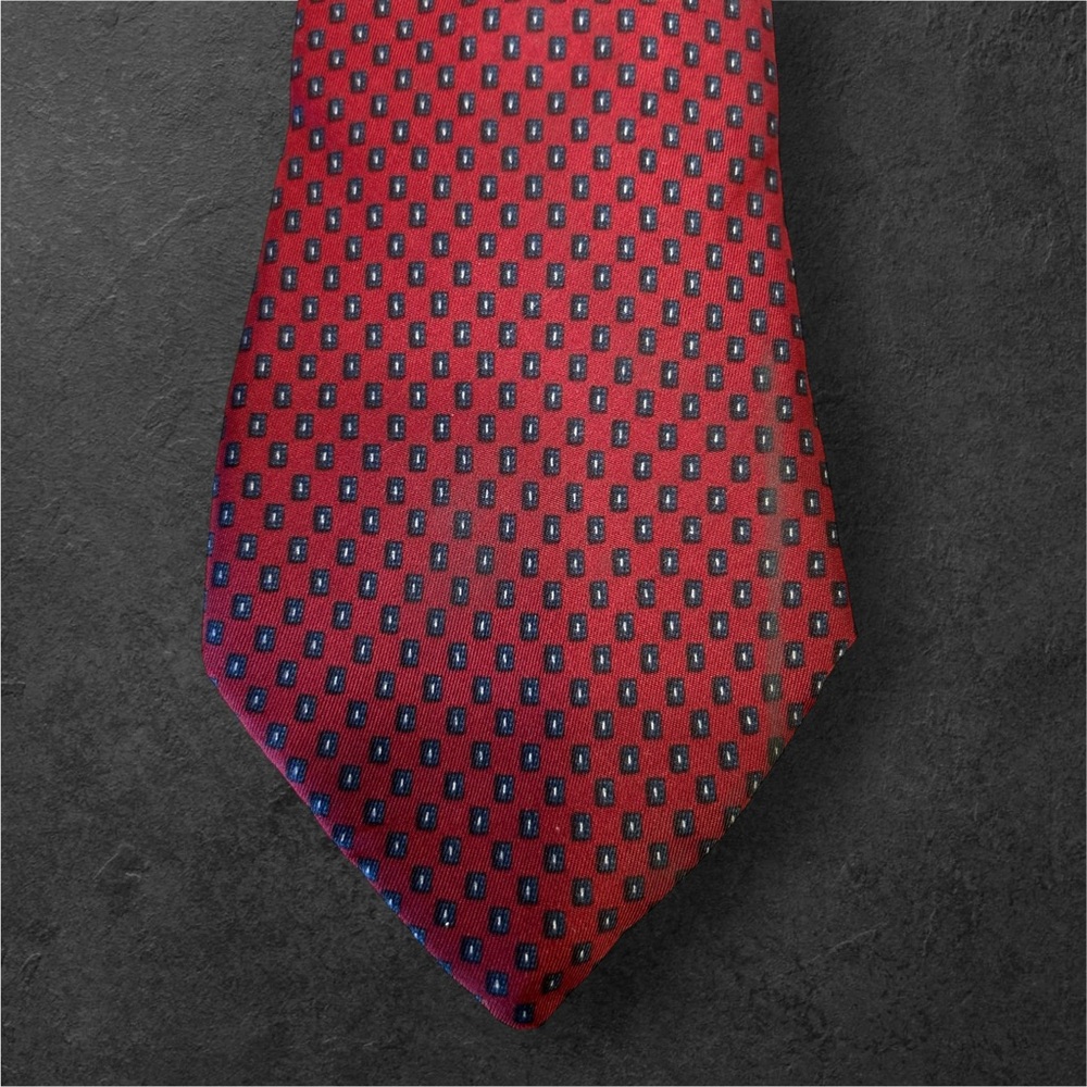 Oscar de la Renta 100% silk classic tie, 3 1/4 “ x 56 “, Red patterned tie